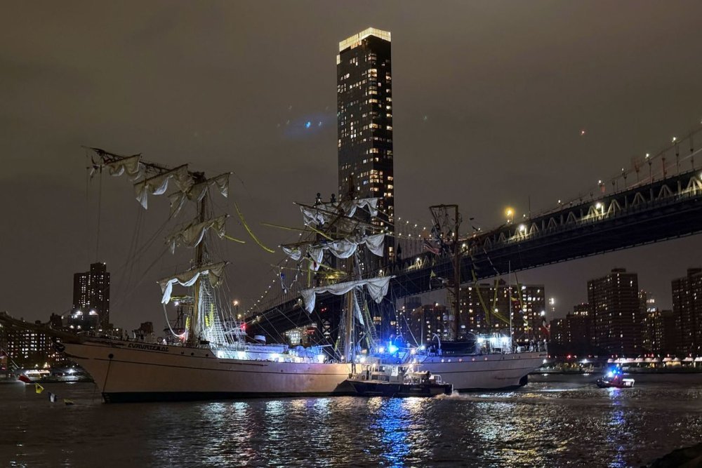 Mexican ship hits New York bridge, two dead