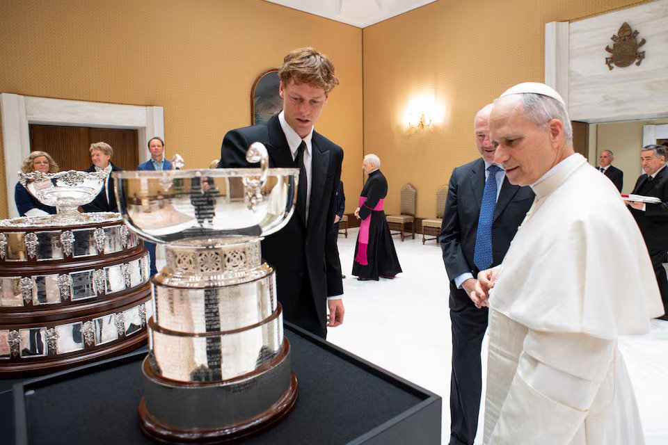 Pope Leo XIV signs a tennis contract to help the poor